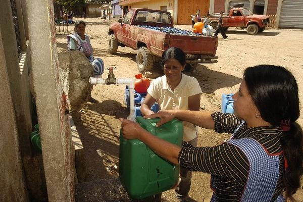 Pobladores de las comunidades rurales que tienen vehículos, los aprovechan para acarrear  tambos y tinajas.