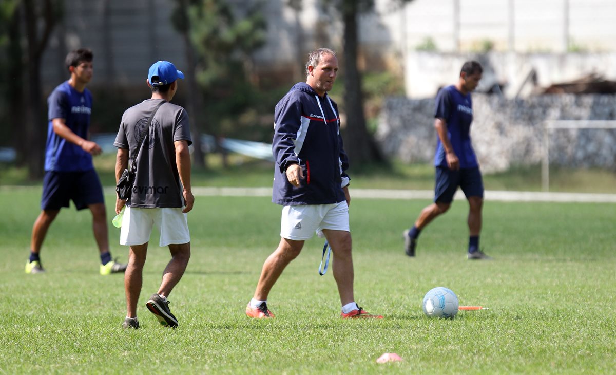 El entrenador argentino le ha dado otra visión de juego a los universitarios. (Foto Prensa Libre: Carlos Vicente)