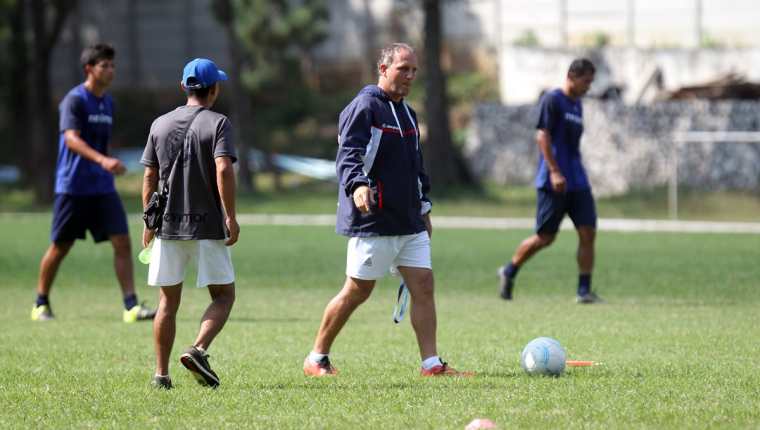 El entrenador argentino le ha dado otra visión de juego a los universitarios. (Foto Prensa Libre: Carlos Vicente)