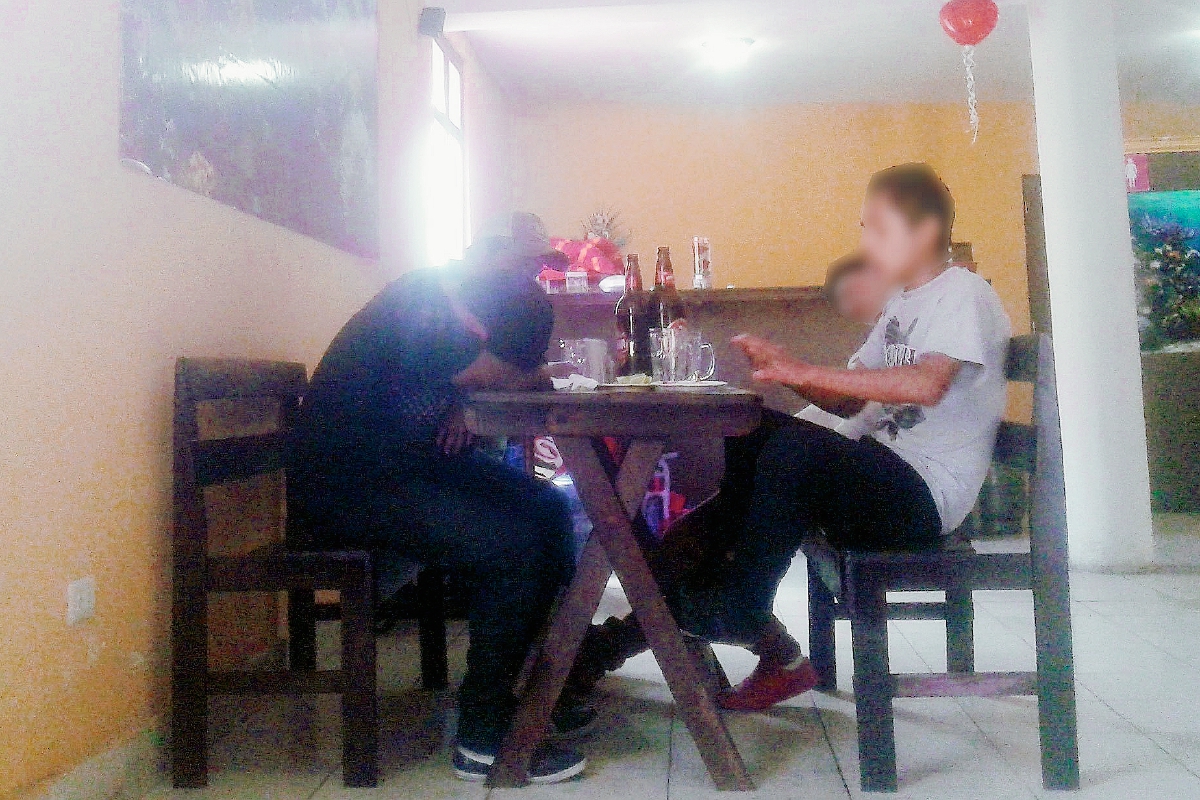 Jóvenes ingieren licor libremente en una cantina ubicada a pocas cuadras de un colegio, ante la carencia de control por parte de las autoridades correspondientes, en la zona 1 de Xelajú. (Foto Prensa Libre: Carlos Ventura)