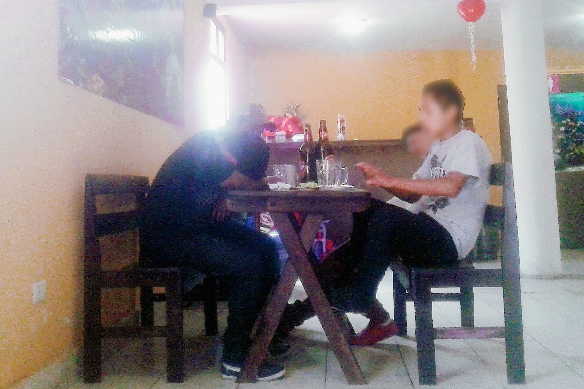 Jóvenes ingieren licor libremente en una cantina ubicada a pocas cuadras de un colegio, ante la carencia de control por parte de las autoridades correspondientes, en la zona 1 de Xelajú. (Foto Prensa Libre: Carlos Ventura)