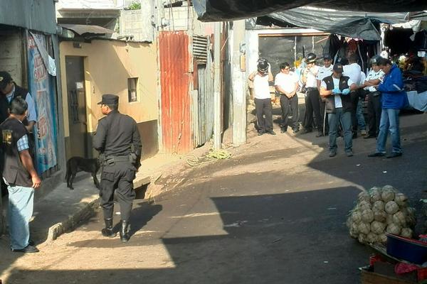 En la 9 calle y 5 avenida zona 1 de Mixco localizaron el cadáver dentro de un tragante. (Foto Prensa Libre: E. Paredes)
