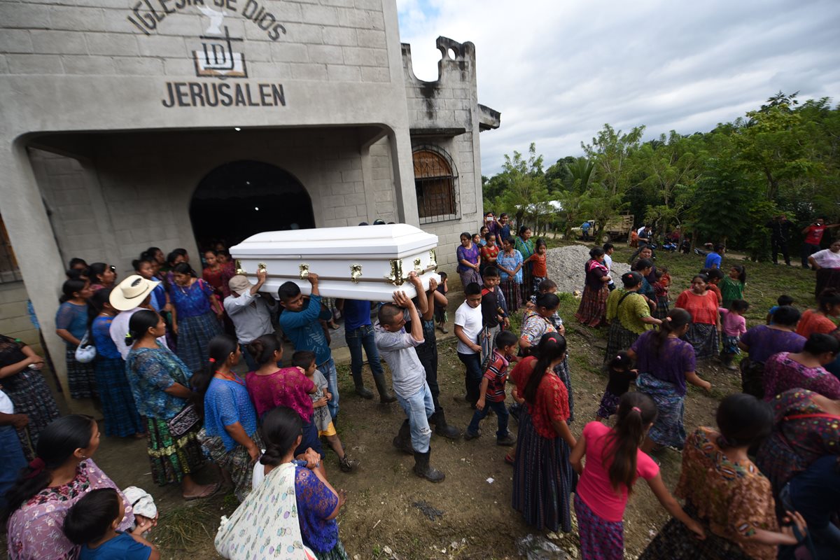 Después de un servicio religioso, familiares y amigos inician su trayecto hasta el cementerio, para inhumar a la niña de siete años.