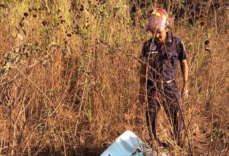 Los Bomberos Municipales alertaron sobre el hallazgo de una persona muerta en el kilómetro 23.5 de la ruta que conduce al Pacífico. (Foto Prensa Libre: Bomberos Municipales)