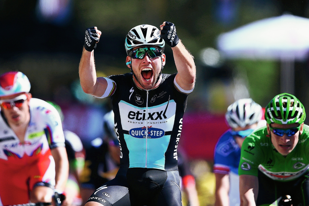 Mark Cavendish celebra tras cruzar la línea de meta en la séptima etapa del tour. (Foto Prensa Libre: AP)