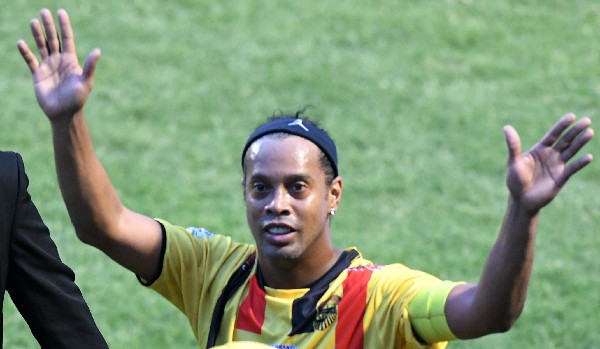 Ronaldinho disputó recientemente un partido de exhibición en Honduras, ahora lo hará en Costa Rica. (Foto Prensa Libre: AFP)