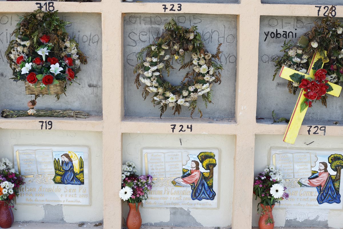 En el cementerio municipal de Santa Catarina Pinula se sepultó a 78 víctimas del deslave en El Cambray 2. (Foto Prensa Libre: Paulo Raquec)