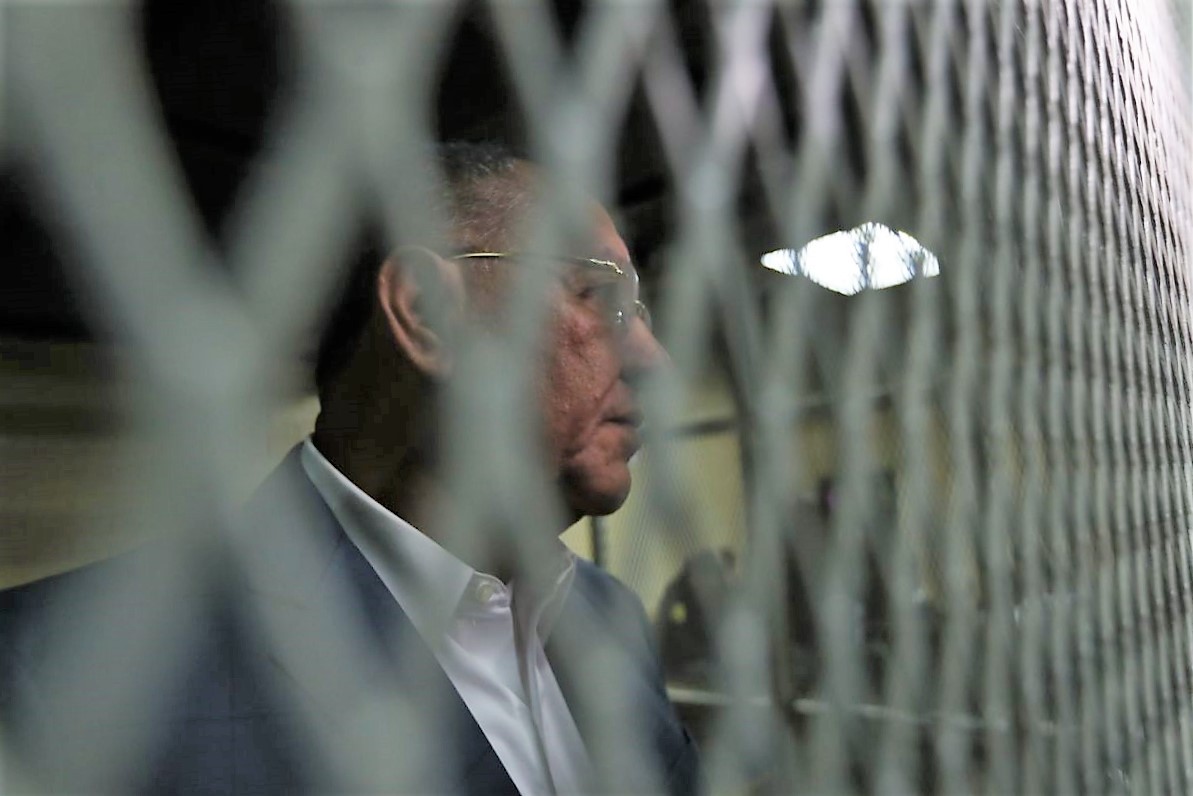 El diputado detrás de las rejas dentro de la carceleta de la Torre de Tribunales. (Foto Prensa Libre: Érick Ávila)