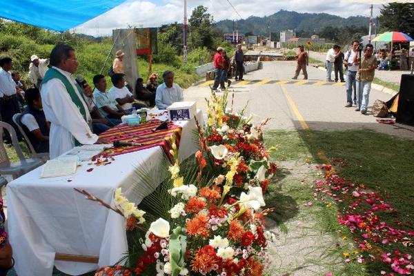 Sacerdote oficia  misa en el km 147.5, Chichicastenango.