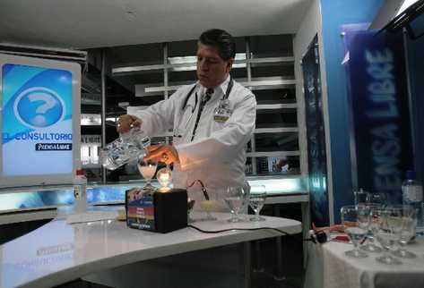 El experto explica el proceso de los elementos que conducen la electricidad en el cuerpo. (Foto Prensa Libre: Antonio Ixcot)
