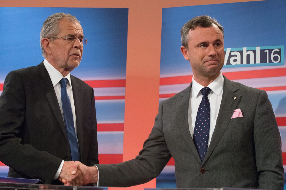 Norbert Hofer (derecha) y Alexander Van der Bellen empatan en elecciones presidenciales de Austria. (Foto Prensa Libre: EFE)