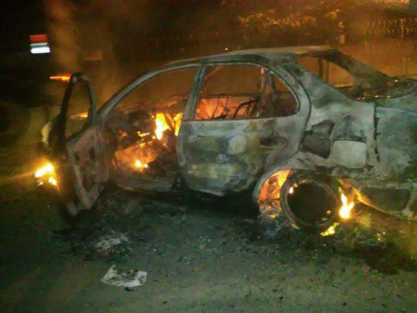 Taxi que fue quemado por una turba en el Estor, Izabal. (Foto Prensa Libre: Dony Stewart)