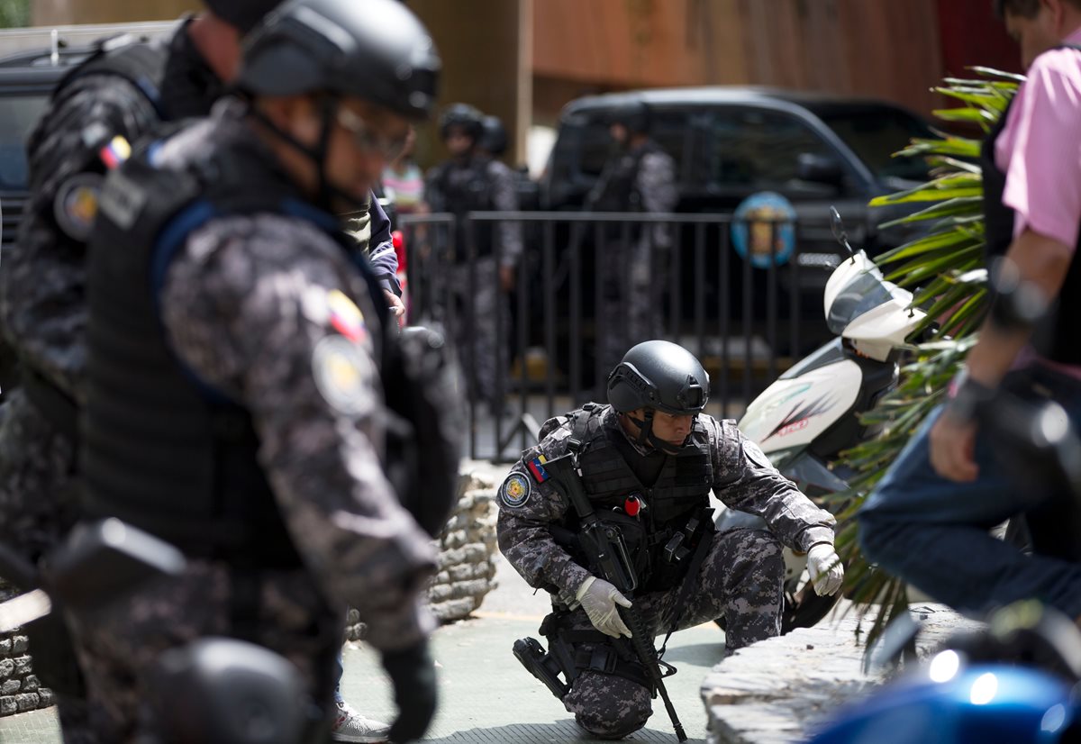 Agentes revisan el área donde ocurrió el incidente. (Foto Prensa Libre: AP).