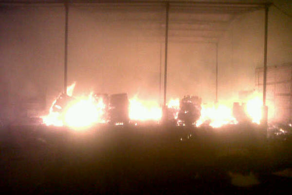 Bomberos de diversas compañías y municipios combatieron las llamas. (Foto Prensa Libre: Erick de la Cruz)<br _mce_bogus="1"/>