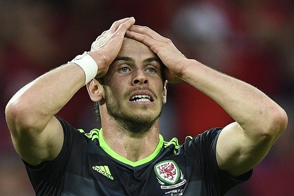 Gareth Bale se lamenta, después de que Portugal le anotara un tanto a Gales en la primera semifinal de la Eurocopa 2016 (Foto Prensa Libre: AFP)
