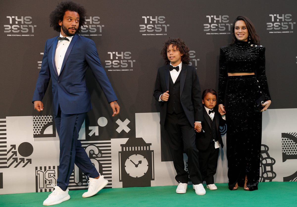 El brasileño Marcelo junto a su esposa Clarisse, junto a sus hijos Liam y Enzo. (Foto Prensa Libre: AFP).
