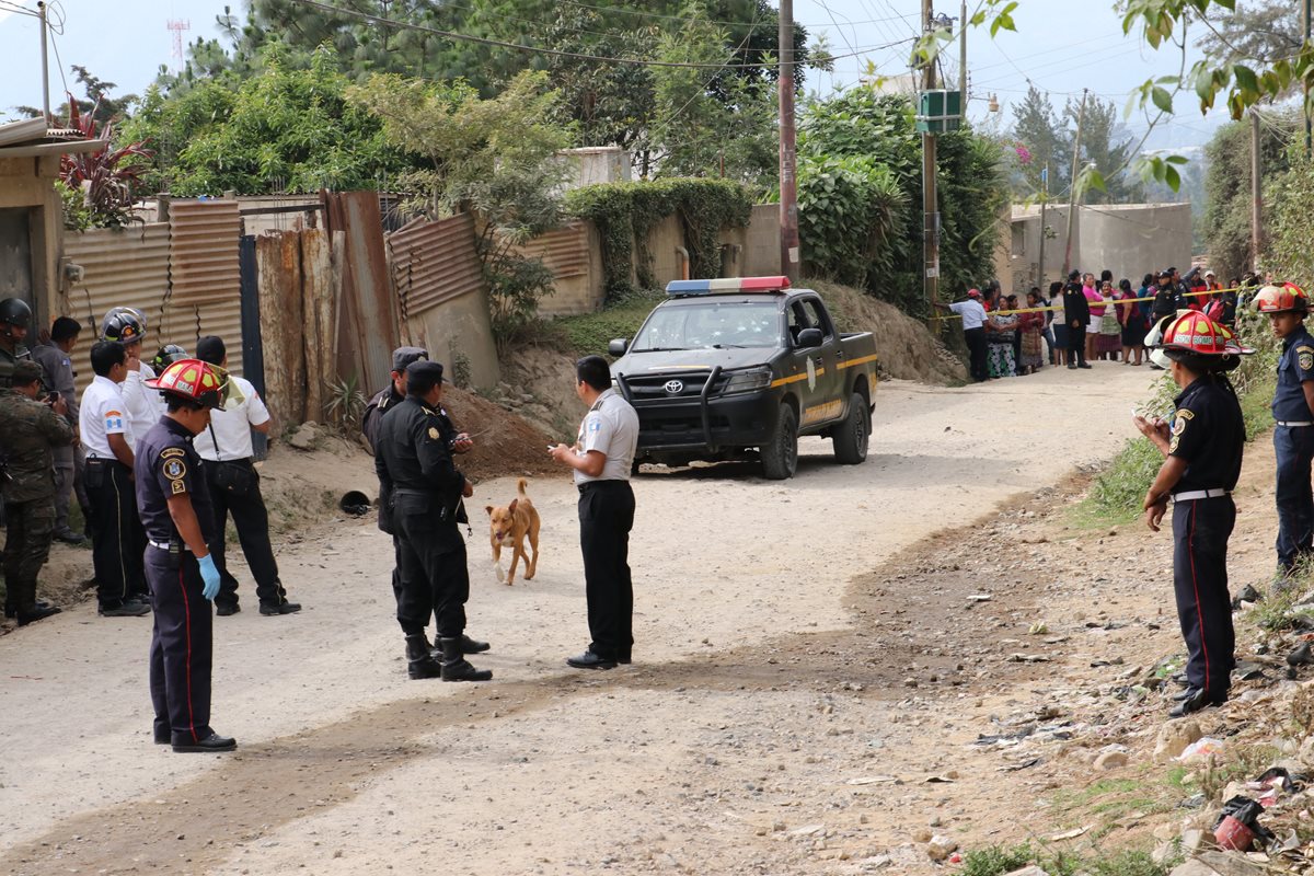 La autopatrulla de la PNC atacada a balazos permanece en un camino de la cabecera de Chimaltenango. (Foto Prensa Libre: Víctor Chamalé)