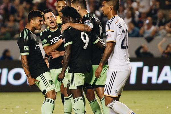 Marco Pablo Pappa festeja con sus compañeros el tanto frente al Galaxy. (Foto Prensa Libre: cortesía Sounders de Seattle)