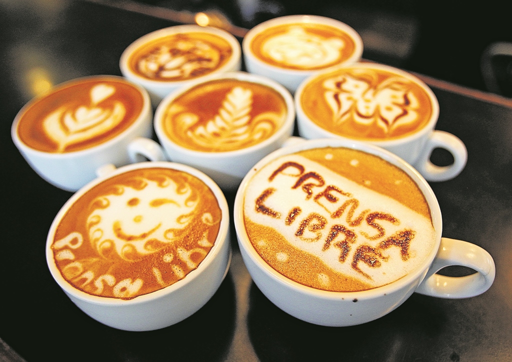 El arte también puede expresarse en las tazas de café. Así lo demostró el barista Jhonni González a Prensa Libre. (Foto Prensa Libre: Keneth Cruz)