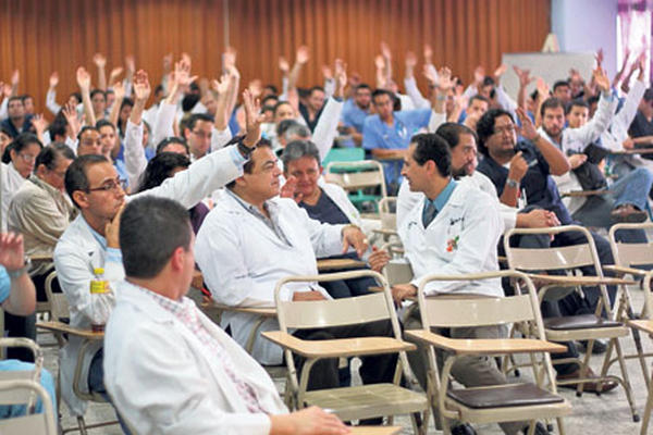 Médicos votan en asamblea general para continuar en paros.