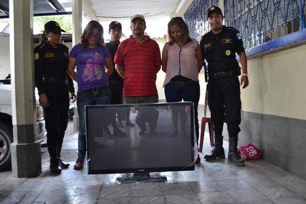 Los tres capturados permanecen en la subestación de Guastatoya junto al televisor que presuntamente robaron en un almacén. (Foto Prensa Libre: Hugo Oliva) <br _mce_bogus="1"/>