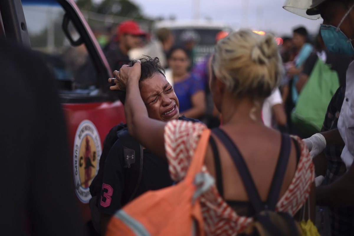 Los migrantes se han enfrentado a las autoridades de México para que les permitan el ingreso. En la trifulca del pasado domingo hubo un muerto. (Foto Prensa Libre: AFP)