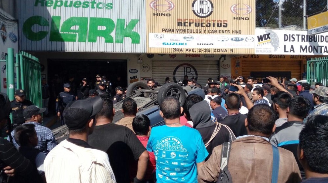 Unas cien personas volcaron un vehículo donde supuestamente se trasladaban los presuntos extorsionistas. (Foto Prensa Libre: E. Paredes)