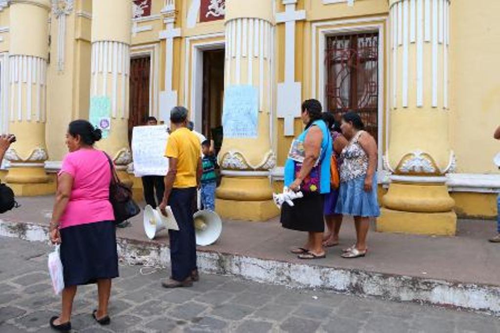 Grupo de vecinos se manifiesta en la cabecera de Retalhuleu. (Foto Prensa Libre: Rolando Miranda).