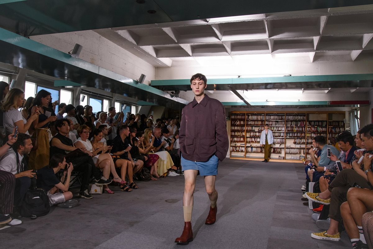 Un modelo desfila con una creación de la colección para hombres Primavera/Verano 2018 del diseñador belga Dries Van Noten, durante la semana de la moda en París (Foto Prensa Libre: EFE)