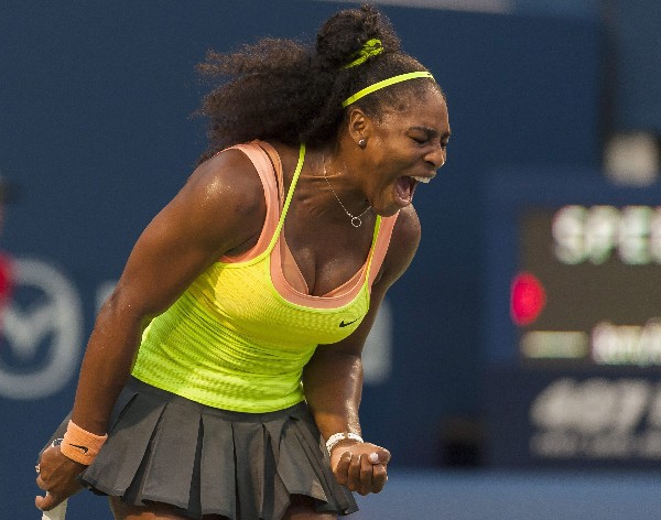 Serena Williams festeja durante su partido ante Roberta Vinci. (Foto Prensa Libre: EFE)