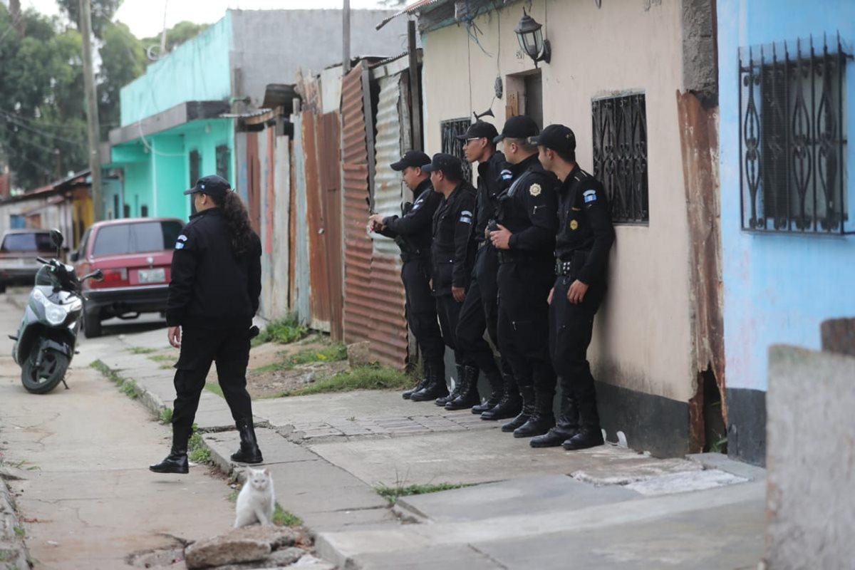 Agentes de la PNC participan en un allanamiento contra pandillas en la colonia Carolingia, zona 6 de Mixco. (Foto Prensa Libre: Érick Ávila)