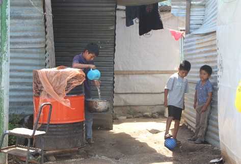 LA FAMILIA   Morales Us, en Sololá, afronta serios problemas para abastecerse de agua para consumo.