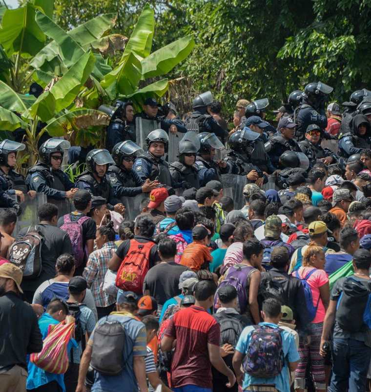 Una grupo considerable ya camina sobre México rumbo a EE. UU. (Foto Prensa Libre: AFP)