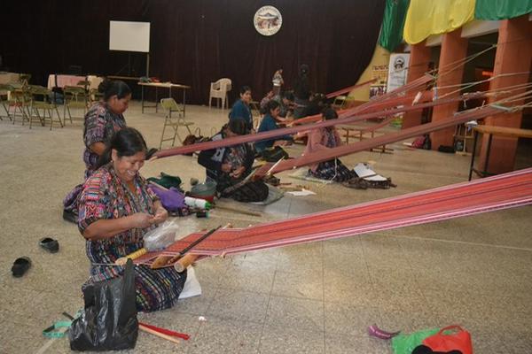 Tejedoras participan en curso sobre textiles organizado por la comisión de turismo de Sololá. (Foto Prensa Libre: Édgar R. Sáenz)
