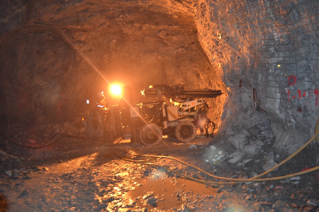 Maquinaria excava en uno de los túneles de la mina Marlin, en San Miguel Ixtahuacán, San Marcos. (Foto HemerotecaPL)