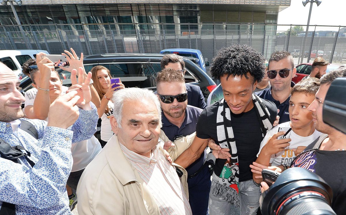 Cuadrado ha recibido el apoyo de cientos de aficionados tras su llegada a Turín. (Foto Prensa Libre: EFE)