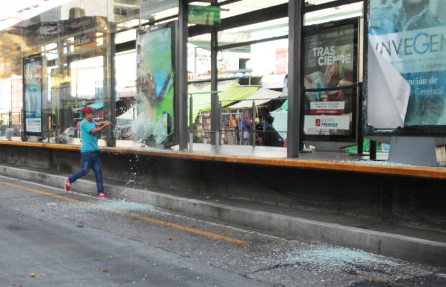 Un supuesto vendendor destruye la parada del Trasmentro en la 20 calle y sexta avenida. (Foto Prensa Libre: Esbin García)
