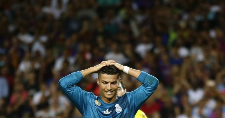 Cristiano Ronaldo se lamenta después de que el árbitro le muestra la tarjeta roja en el partido contra el FC Barcelona. (Foto Prensa Libre: AP)