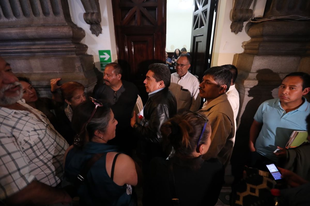 Joviel Acevedo iba acompañado de representantes departamentales del magisterio. (Foto Prensa Libre: Érick Ávila).