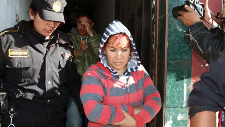 Laura Soto y su hijo son capturados en su vivienda en Salcajá, Quetzaltenango. (Foto Prensa Libre: Carlos Ventura).