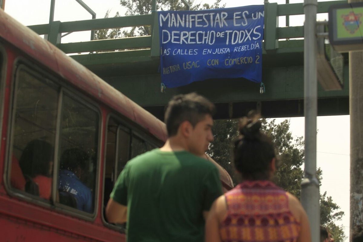 En la pasarela frente a la Escuela Nacional de Ciencias Comerciales fue colocada una manta en donde se lee "MANIFESTAR ES UN DERECHO DE TODXS". Foto Prensa Libre: Carlos Hernández).