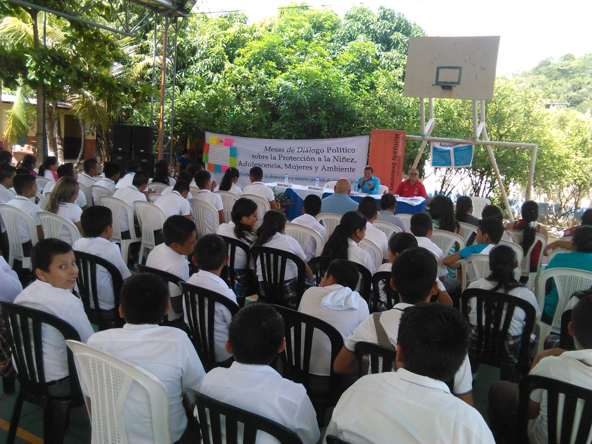 Asistentes al foro escuchan propuestas de dos de los candidatos a la alcaldía de San Jacinto, Chiquimula. (Foto Prensa Libre: Edwin Paxtor)