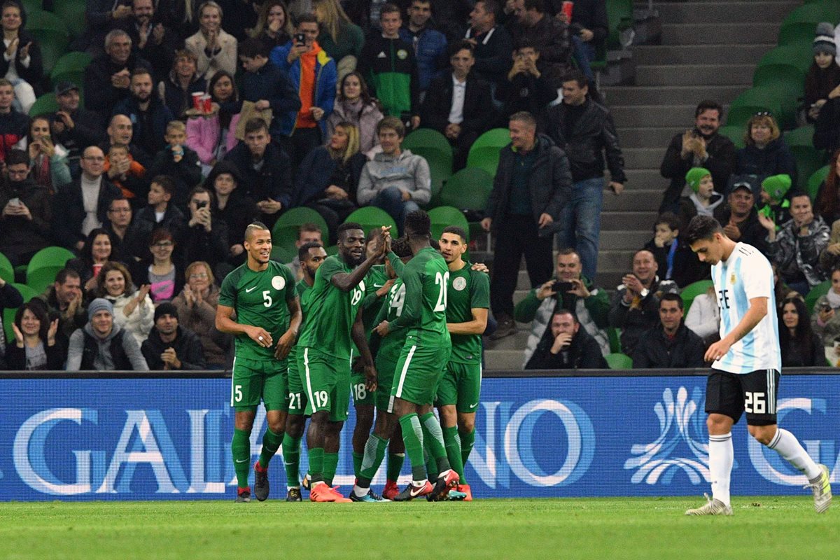 Así festejaron los jugadores de Nigeria, en el partido frente a Argentina. (Foto Prensa Libre: AFP)