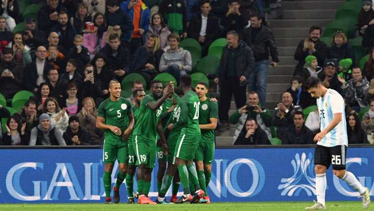 Así festejaron los jugadores de Nigeria, en el partido frente a Argentina. (Foto Prensa Libre: AFP)
