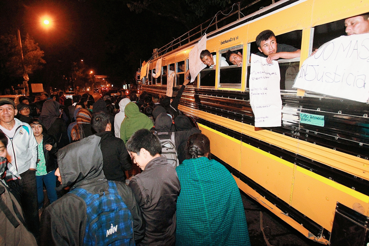 Un bus que transportaba personas que participaron en marcha pacífica del sábado, fueron retenidos durante 6 horas. (foto prensa libre: Hemeroteca PL)