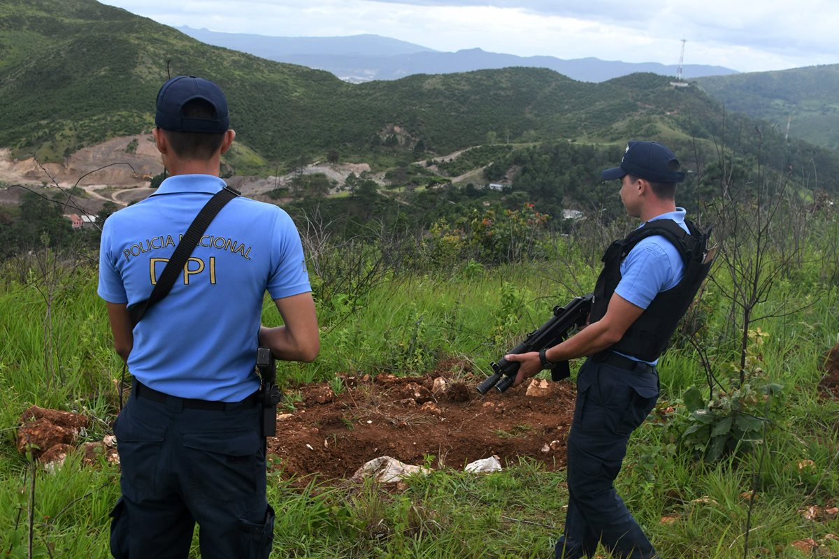 Localizan una fosa común utilizada por la pandilla Barrio 18 para enterrar a las víctimas secuestradas.(AFP).