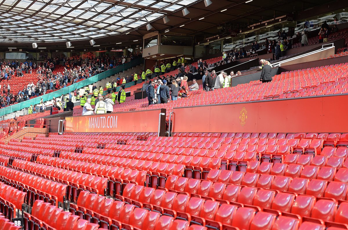 Seguidores del Manchester United abandonan el estadio después de escuchar que se suspendió por medidas de seguridad. (Foto Prensa Libre: EFE)