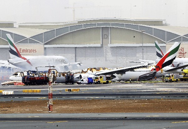 El avión de la compañía Emirates Airlines tras sufrir un accidente en Dubái. (Foto Prensa Libre:EFE)