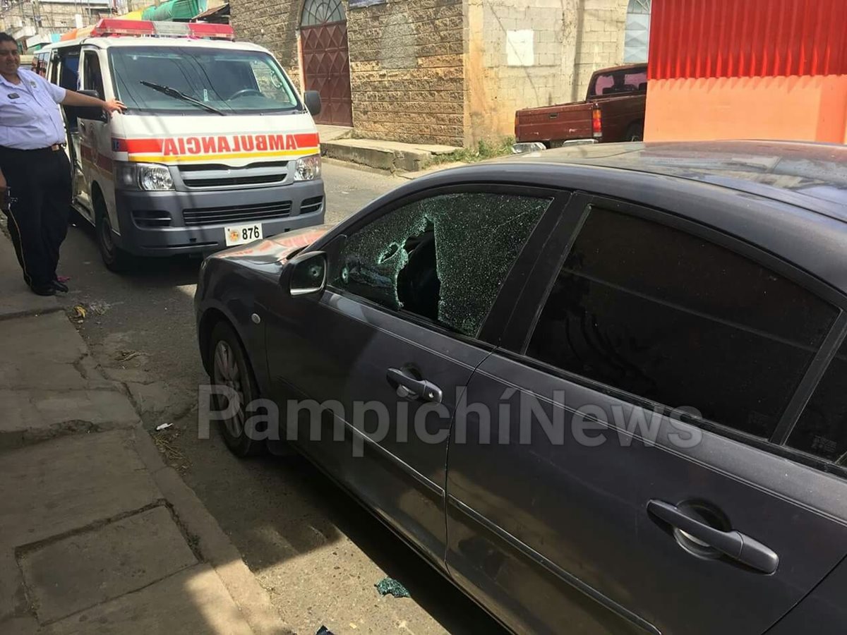 Delincuentes dispararon para obligar a que les abrieran la puerta del vehículo y así robar dinero. (Foto Prensa Libre: Pampichi News)
