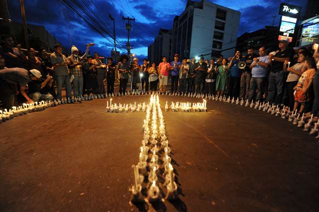 “Justicia para los 3 mil muertos” exigen los hondureños que murieron por la corrupción en el Seguro Social. (Foto Prensa Libre: AFP)